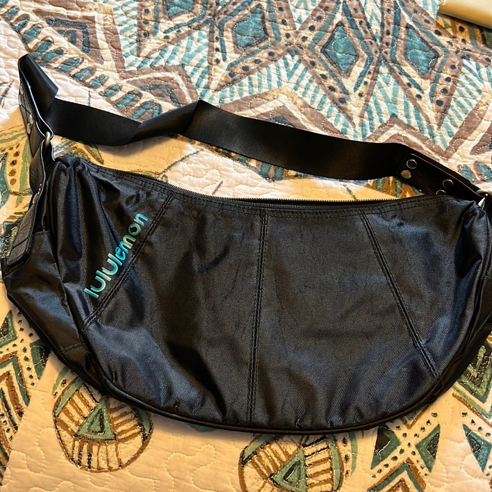 Lululemon black purse